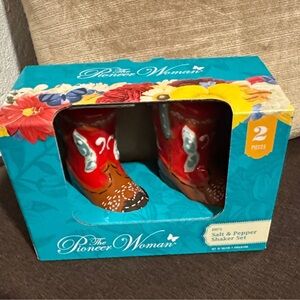 The Pioneer Woman Red and Brown Boot Shaker Set New in box